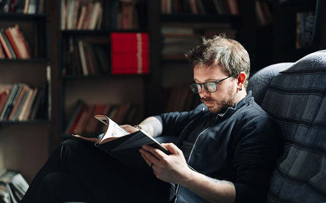 hombre leyendo